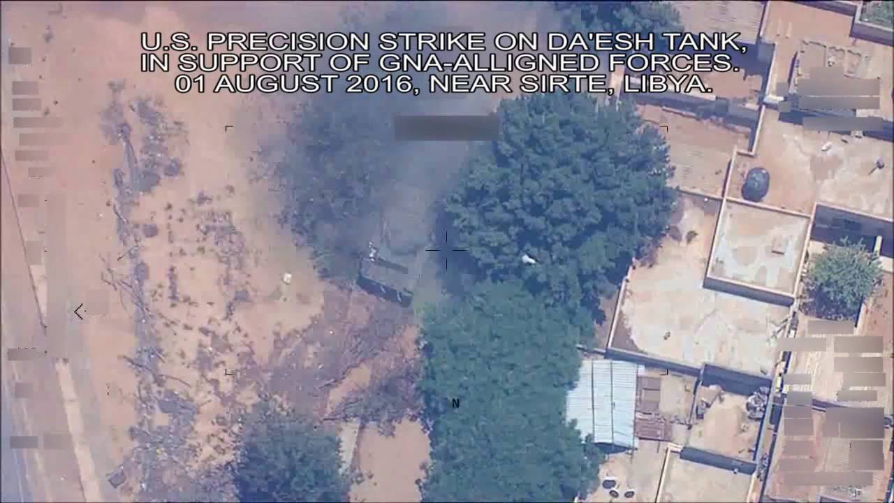 Imagen de un bombardeado de precisin estadounidense cerca de Sirte